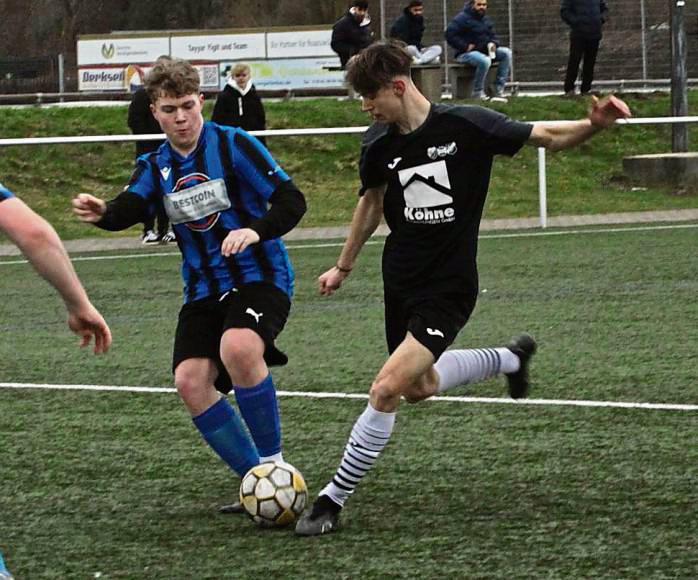 Neuer Spitzenreiter in der A-Junioren-Kreisliga ist die JSG Rüthen (in Schwarz), die das Nachholspiel bei der JSG Ehringhausen deutlich mit 7:0 gewann. Foto: Dannhausen