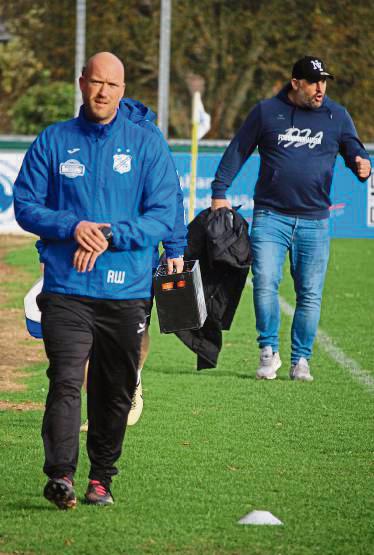 „Der Holländer“ bleibt an Bord beim FC Mönninghausen: René Wessels (l.) hat seinen Vertrag beim Bezirksligisten verlängert. Im Hintergrund: Der 2. Vorsitzende Andreas Jakob. Foto: Heinke