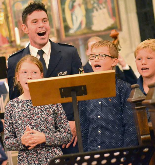 Kriminalhauptkommissar Oliver Schmitt aus dem Polizeipräsidium Aachen sang in der Lippstädter Nicolaikirche unter anderem mit den Ida-Spatzen aus Lippetal-Herzfeld. Foto: Gröbing