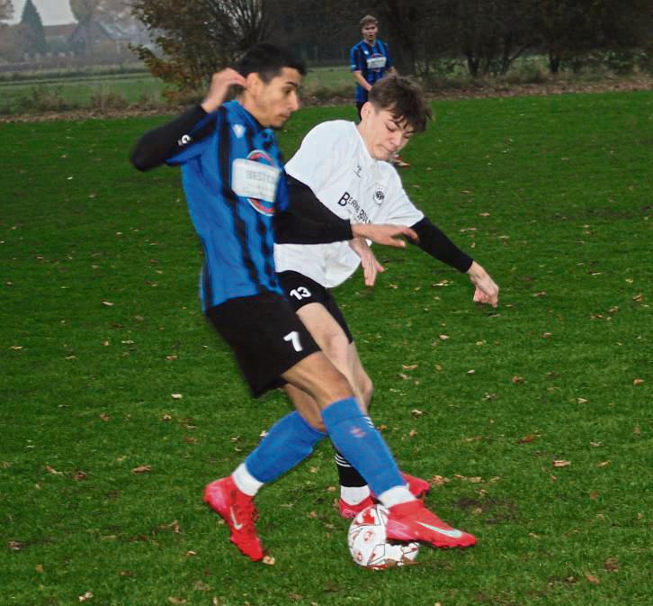 Die A-Junioren der JSG Hörste (in Weiß) wehrten sich lange gegen die JSG Ehringhausen, verloren aber 0:4. Foto: Hans Dannhausen
