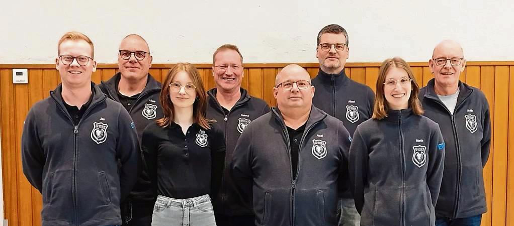 Mit dieser Vorstandsmannschaft nimmt die Schießriege Rixbeck die kommenden Aufgaben in Angriff: (h.v.l.) Ehren-Obmann Dietmar Ellebracht, Helmut Berensmeier, Albert Jürgensmeier, Abteilungsleiter, Guido Köhne, (v.v.l.) Jan Gentz, Kassenprüferin Paula Wohlgemuth, Axel Kißio und Maria Wohlgemuth.