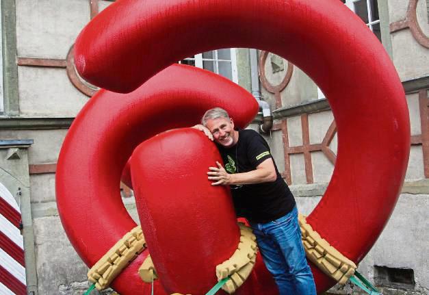 Manfred Webel mit der Skulptur „Mon ami“.