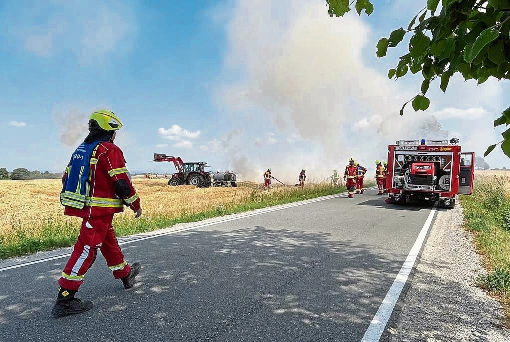 Vom Straßengraben aus hat sich am Mittwochmittag in Hoinkhausen ein Feuer ausgebreitet. Das am Vortag geschnittene Stroh brannte wie Zunder. Foto: Rückert