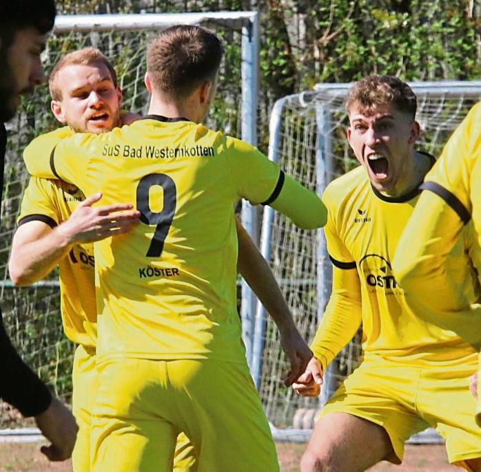Schon nach sechs Minuten brachte Jan Penner (l.) den SuS mit 1:0 in Führung und wurde von Philipp Köster und Daniel Bertels (r.) stürmisch gefeiert. Foto: Wiegand