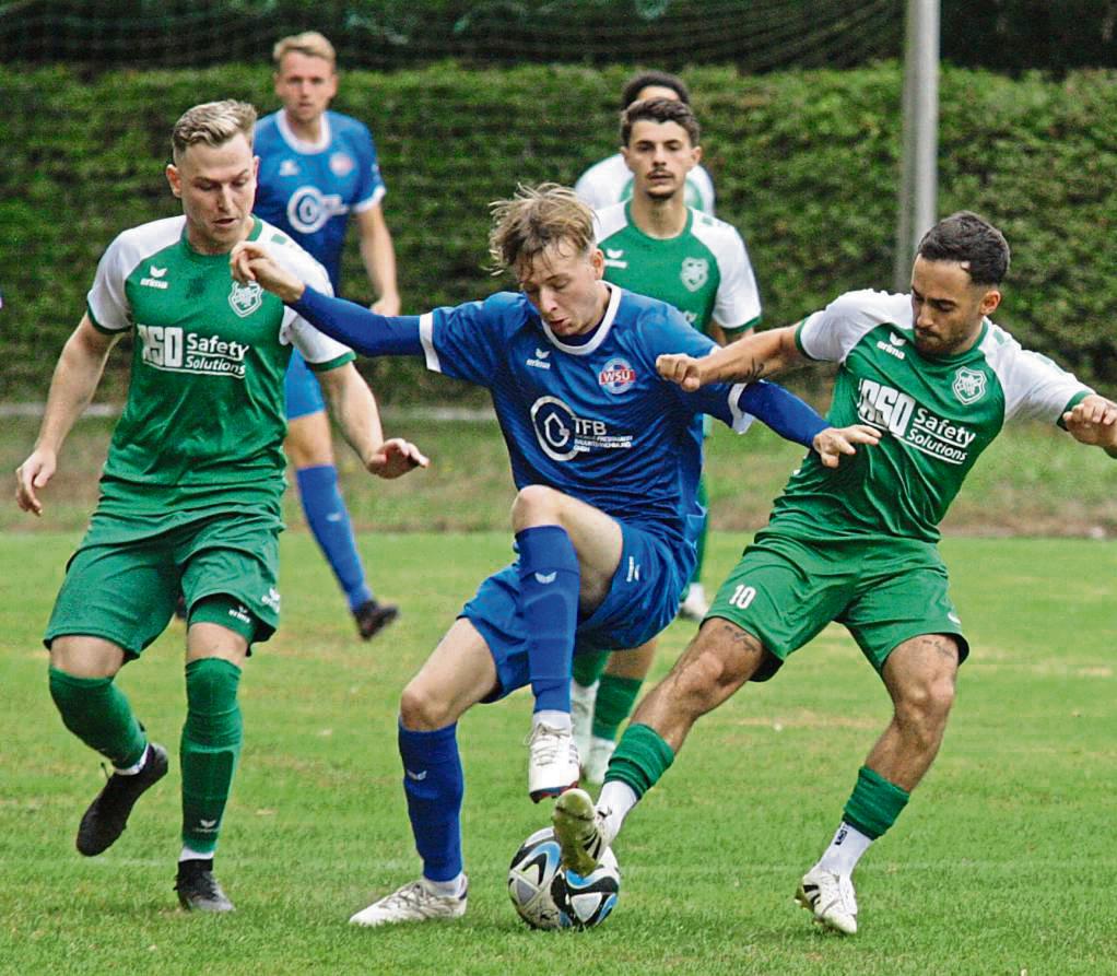 Eine bärenstarke Vorstellung lieferte der SuS Cappel (in Grün) gegen Warendorf ab und dafür wurde der Aufsteiger am Ende mit einem 5:0-Sieg belohnt. Foto: Schlink