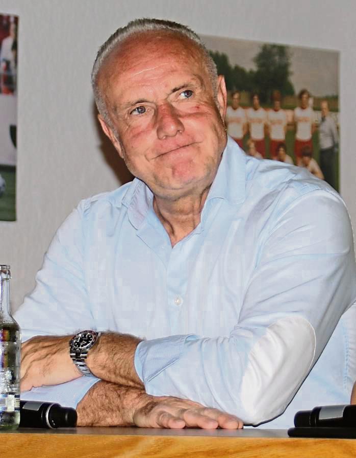 Hm, ob es wohl klappt? Auch wenn es hier vielleicht auf den ersten Blick nicht so aussieht, Michael Rummenigge glaubt an den Champions-League-Sieg des BVB. Foto: Lütkehaus