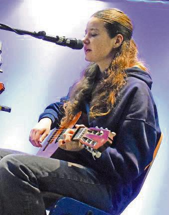 Kim Wienecke begleitete sich selbst an der Gitarre.