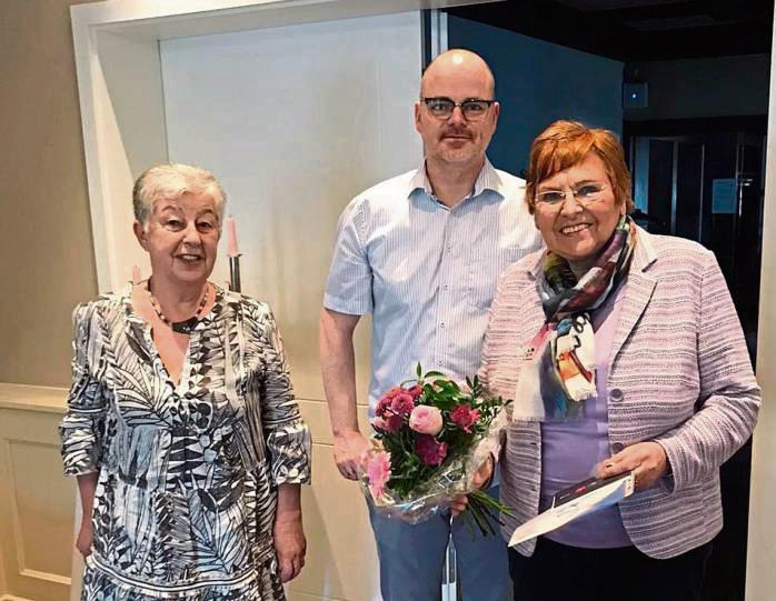 Für langjährige Treue ausgezeichnet: Brigitte Spiekermann (r.) wurde für 50 Jahre Mitgliedschaft geehrt.