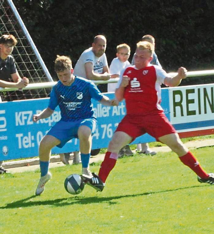 Einen Einstand nach Maß feierte die neu gegründete A-Jugend des SC Lippstadt (In Blau), die sich in der 1. Pokalrunde beim SV Bad Waldliesborn mit 4:0 durchsetzte.