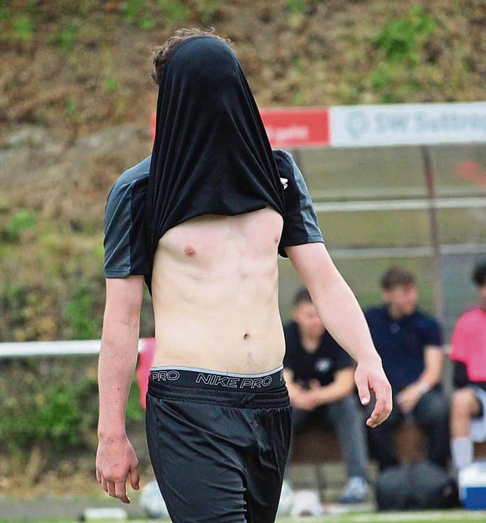 Nicht zu fassen: Die JSG Rüthen/Oestereiden/Effeln verlor ein absolut wildes Fußballspiel gegen den TuS Warstein und muss den Titeltraum vorzeitig begraben. Foto: Heinke
