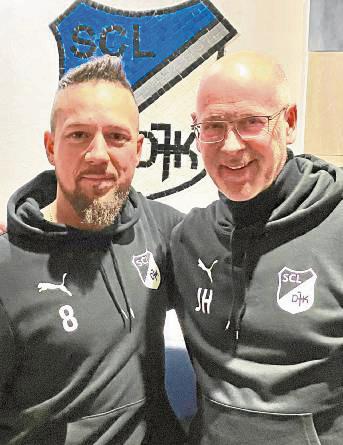 Corrado Modica (l.) soll den SCL zum Aufstieg führen. Vorsitzender Jörg Henne (r.) gab nun die Vertragsverlängerung mit dem Trainer des B-Liga-Tabellenführers bekannt.