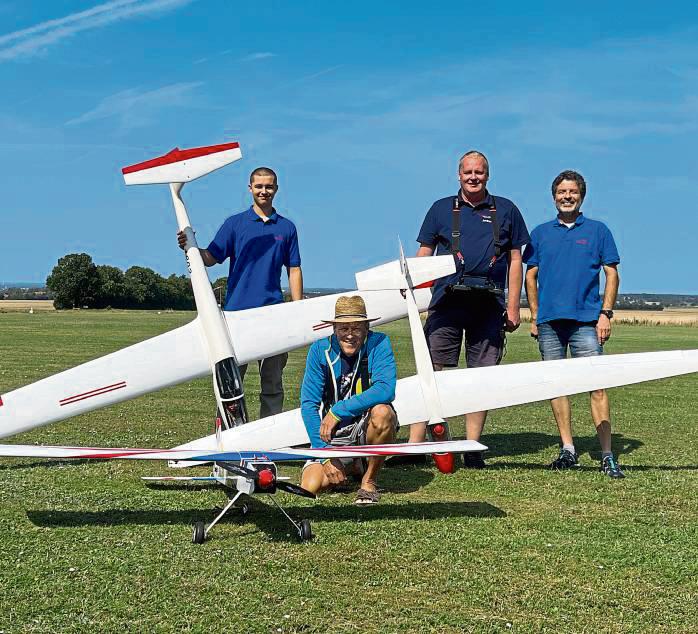 Der Lippstädter Youngster Tristan Litfinski (14, l.) freut sich gemeinsam mit den Piloten Otto Schaer (65) aus der Schweiz, Andreas Blase (49) aus Kassel und dem MSC Vorsitzenden Ralf Hüther (58) über das gute Flieger-Wetter.