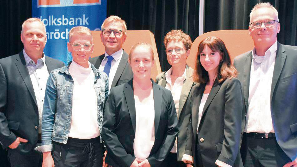 Vorstand und Aufsichtsrat der Volksbank Anröchte: die Aufsichtsräte (v.l.) Christian Schulte, Kira Schmidtmann, Heinrich Knoche, Johanna Numsen, Annika Böger (neu gewählt für Vater Martin Böger) sowie die Vorstände Katharina Wolff und Klaus Köster. Foto: Giannakis