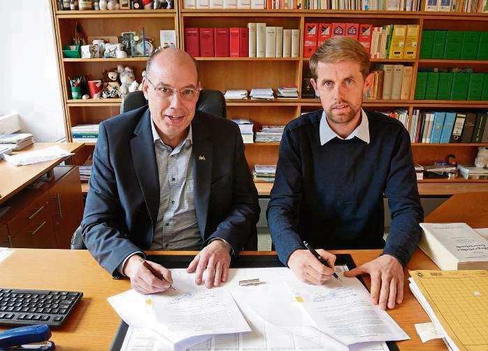 Unterzeichneten die Verträge für die freiwillige Windkraft-Zahlung an die Stadt: Bürgermeister Peter Weiken und Geschäftsführer Maximilian Untiedt. Foto: Bsdurek