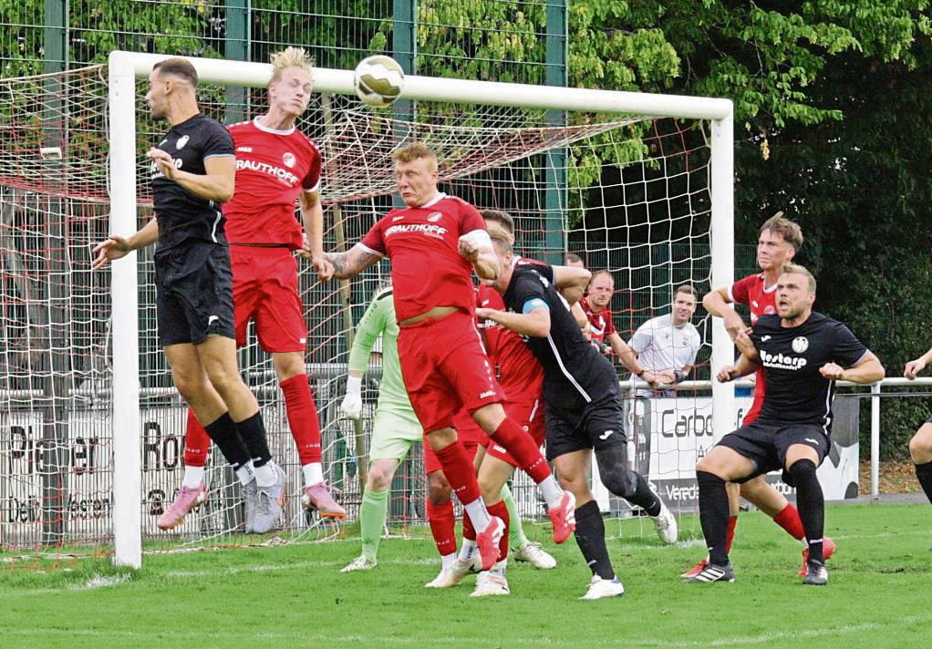 Nichts zu holen gab es für die Bezirksliga-Kicker von RW Mastholte (in Rot): Im vierten Spiel setzte es mit dem 0:2 gegen Beckum die vierte Niederlage. Foto: Schlink