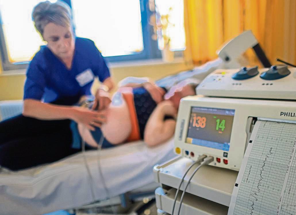 Beleghebammen verdienen dank des neuen Vertrags 50 Prozent weniger Geld. Foto: dpa