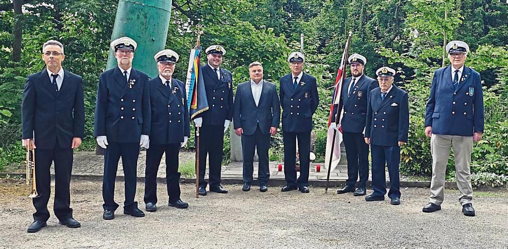 Gedachten den Opfern der Kriege (v.l.): Trompeter Russell Hibbs, Reinhard Linhoff, Ulrich Köster, Schatzmeister Dennis Bömelburg, Bürgermeister Arne Moritz, Vorsitzender Heinz-Werner Strube, stellv. Vorsitzender Bastian Dörries, Franz-Josef Plotzki und Herbert Lutterbüse. Foto: H. Wissing