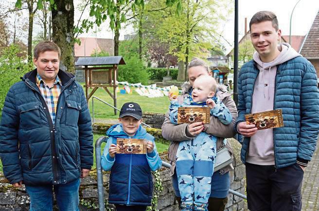 Leo Reimann, Taylor-Jason Krause und Leo Manzke (v.r.) erhielten ihre Preise für die Teilnahme am Luftballon-Wettbewerb, überreicht vom Vorsitzenden Carsten Riekötter.