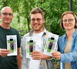Claus Cordes, Michael Hagenkamp und Alena Huth (v.l.) aus der Unteren Naturschutzbehörde stellen das Faltblatt vor. Foto: Kalle/Kreis Soest
