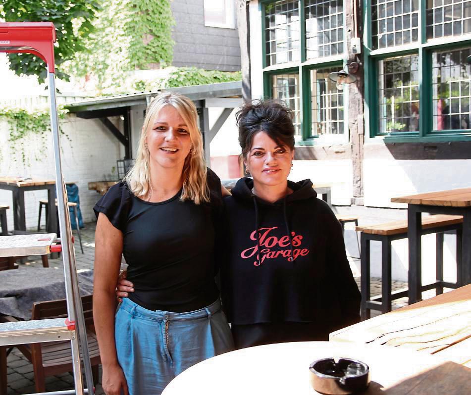 Zwischen Fachwerk und Feierlaune: Magdalena Böhm (l.) und Taitje Schmidt-Clausen arbeiten mit Hochdruck an der Wiedereröffnung des Kawinkels. Foto: Puls