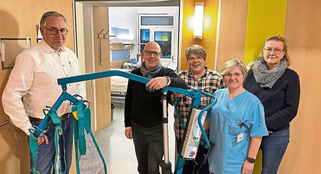 Stefan Girke, Dietmar Hartmann (beide Sanitätshaus), Silke Schalkowski (Teamleiterin Pflege), Dr. Magdalene Aniol und Heide Knüttel (Internistin) mit dem neuen Lifter.