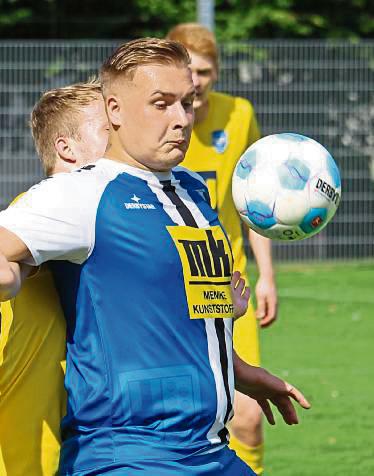 Punkteflaute: Maik Gukenheimer (Blau) und der TuS Warstein sind seit fünf Spielen sieglos. Foto: Heinke