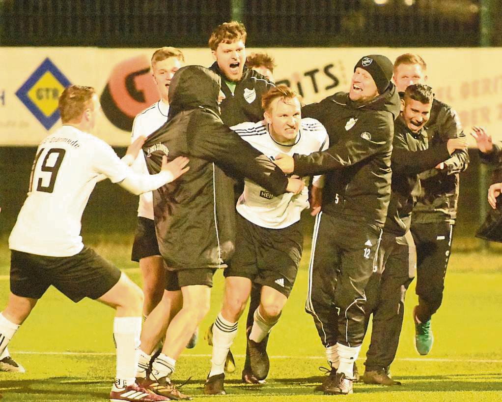 Der Moment der Erlösung aus Störmeder Sicht: Luis Lass (M.) nickt in der 89. Minute zum 1:0 ein. Der TSV Rüthen ist geschlagen. Der SuS steht im Finale! Fotos: Heinke