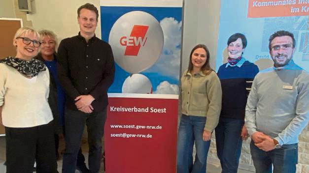 David Wotschel (r.) und Diana Götz (3.v.r.) stellten bei der GEW-Hauptversammlung im Haus Rasche das Kommunale Integrationszentrum vor. Darüber freute sich auch (v.r.) das KV Soest/GEW-Leitungsteam mit Anne Mertens, Stephan Kosmahl, Dagmar Feldhaus und Angela Lehmenkühler. Foto: Heier