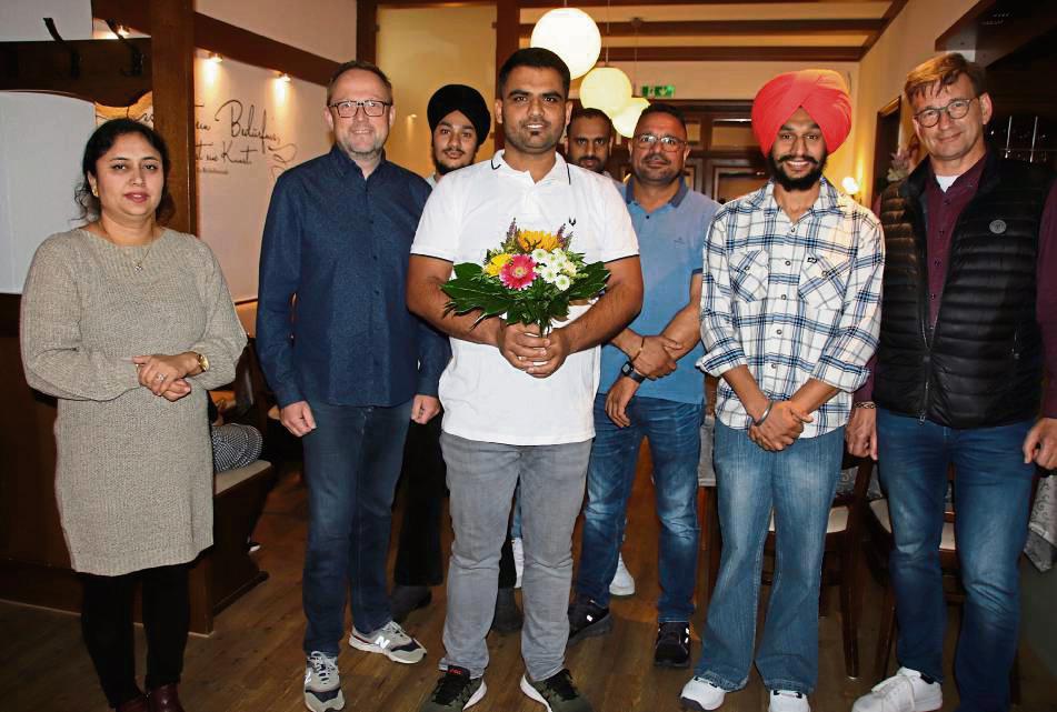 Zur Begrüßung gab’s für Tajinder Singh (4.v.l.) und sein Team einen Blumenstrauß von Anröchtes Bürgermeister Alfred Schmidt (2.v.l.). Foto: Meschede