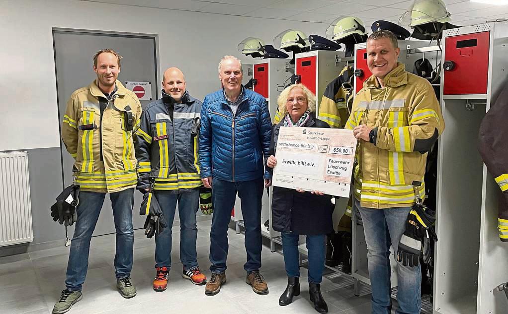 Freuen sich über die Spende des Löschzuges an den Verein „Erwitte hilft“ (v.l.): Markus Frede, Benjamin Heinke, Werner Strugholz, Annette Kerkhoff und Heiko Günther.