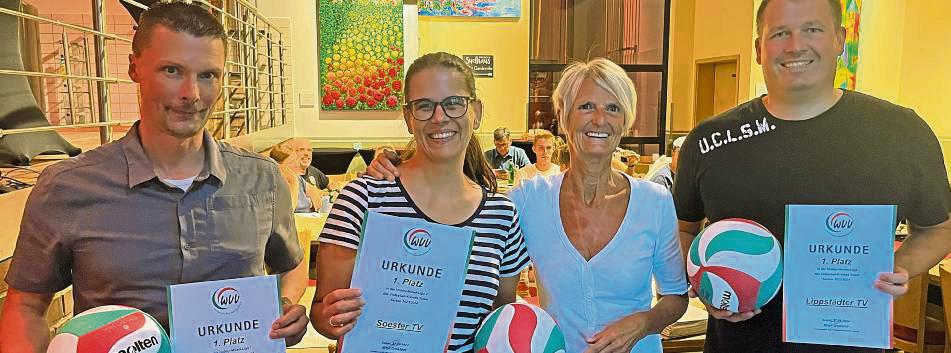 Für ihre Gruppensiege in den Volleyball-Hobby-Ligen wurden von BFS-Wartin Birgit Grobfeldt (3.v.l.) Benjamin Glaschke (l.) vom SuS Cappel, Britta Thulfaut vom (Soester TV) und Sergej Gaus vom LTV Lippstadt ausgezeichnet.