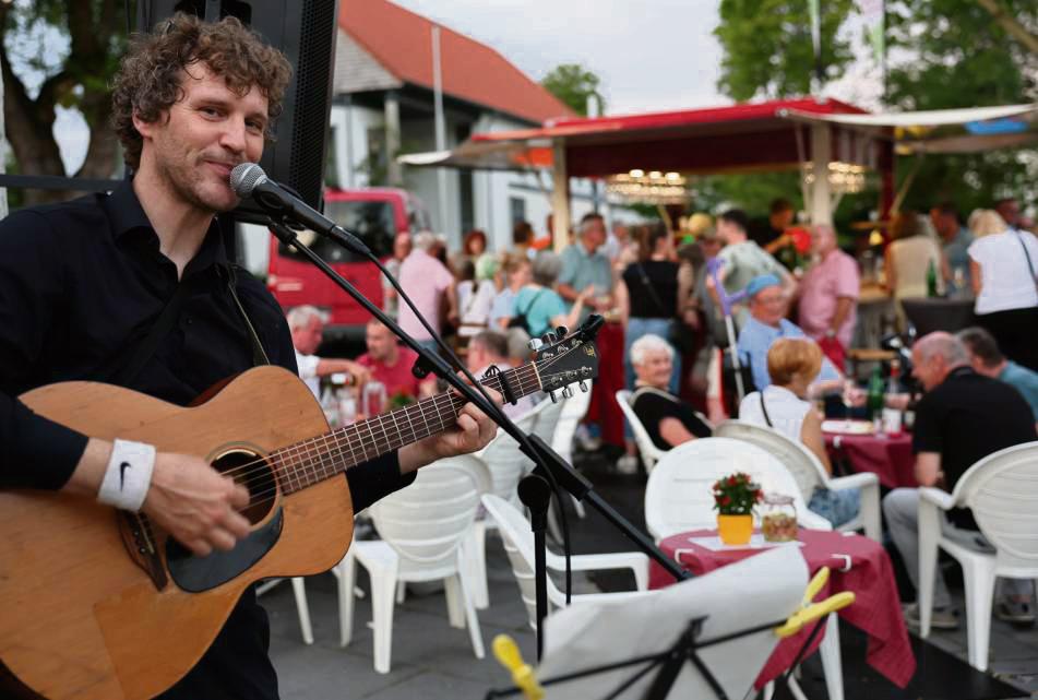 Singersongwriter Matthias Lüke sorgte für gute Musik auf dem Marktplatz. Fotos: Laame