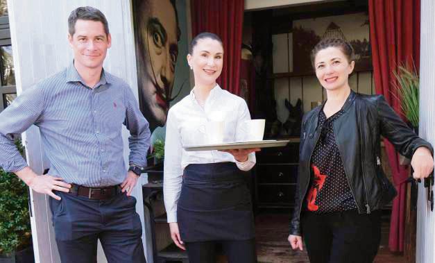 Im Torhaus hat Olena Butenko (M.) die Chance zu einem beruflichen Neustart in Deutschland bekommen. Mit ihr freuen sich Torhaus-Geschäftsführer Benjamin Fahl (l.) und Jobcenter- Mitarbeiterin Maja Schubin. Foto: Bormann