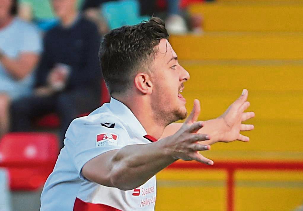 Maurice Buckesfeld bejubelte nach 20 Minuten das 2:0 für den SV Lippstadt. Die Vorentscheidung war es allerdings nicht. Die Schwarz-Roten hatten beim 4:2-Erfolg beim Landesligisten TuS Sundern mehr Mühe als ihnen vermutlich lieb war. Foto: Lütkehaus