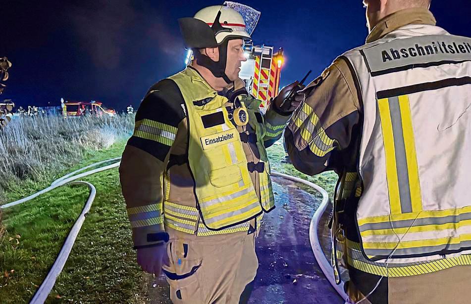 Zu einem Großbrand rückte die Feuerwehr Anröchte am 5. November nach Altengeseke aus. Rund 120 Einsatzkräfte kämpften gegen die Flammen. Foto: Feuerwehr Anröchte