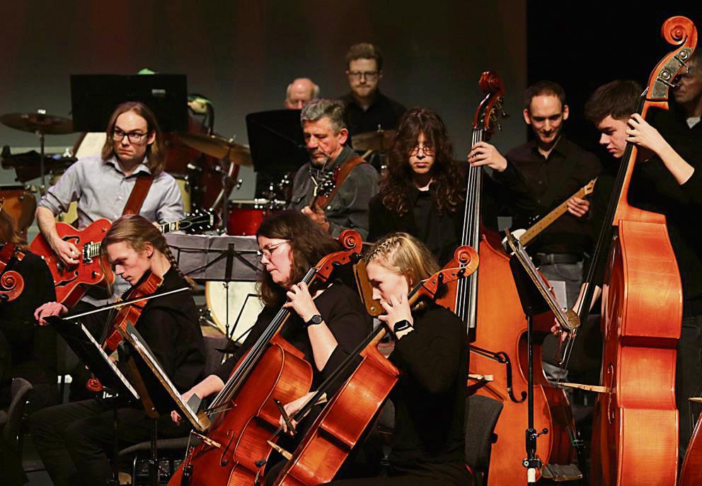 Bei Walter Murphys Disco-Version von Beethovens „Fünfter“ vereinten sich das Sinfonieorchester und das Jugendorchester La Sinfonietta mit den Hansen Electrics. Fotos: Marion Heier