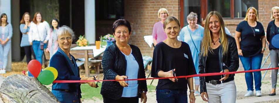„Einschneidender“ Moment auf dem Außengelände der Kita Krümelhausen, v.l.: PariAktiv-Geschäftsführerin Kerstin Weitemeier, Lina Gorte, Irina Steffen und Andrea Delbrügger, die den Bereich Kindertageseinrichtungen bei PariAktiv leitet.