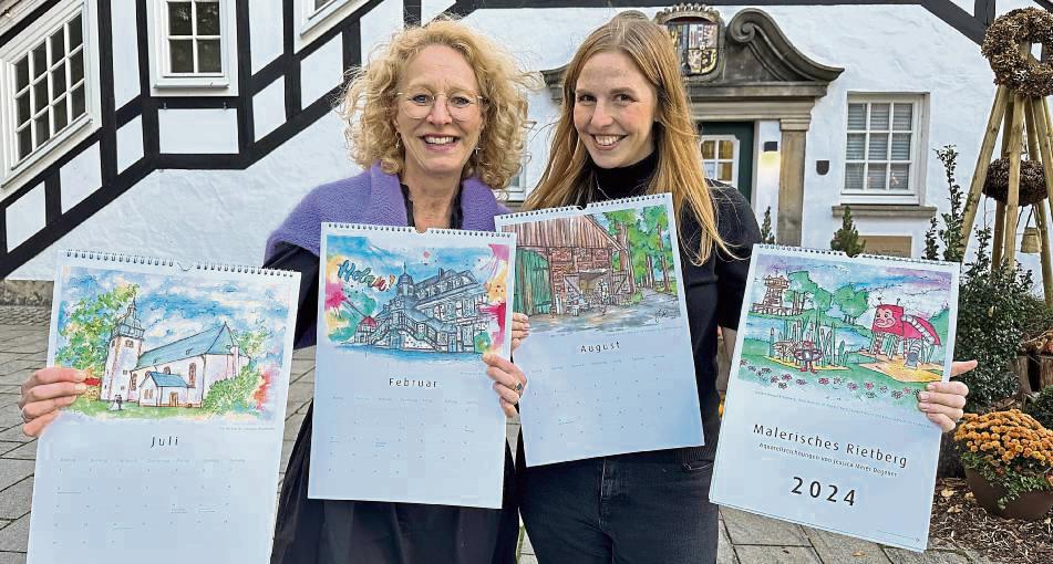 Touristik-Mitarbeiterin Elke Milsch (l.) und Künstlerin Jessica Meier Degener mit dem neuen Kalender, der Rietberger Sehenswürdigkeiten aus künstlerischer Perspektive zeigt.