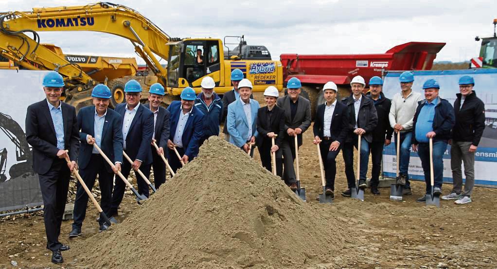 Vertreter des Unternehmens Chefs Culinar setzten gemeinsam mit Persönlichkeiten aus Politik, Verwaltung und Bauwesen den ersten Meilenstein für das zukunftsweisende Bauprojekt am Flughafen Paderborn-Lippstadt. Foto: Büttner