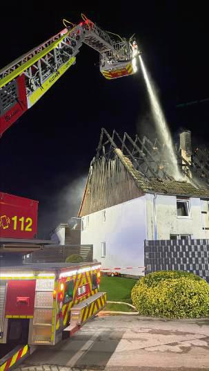 Zum Löschen forderte die Feuerwehr die Drehleiter aus Lippstadt an.