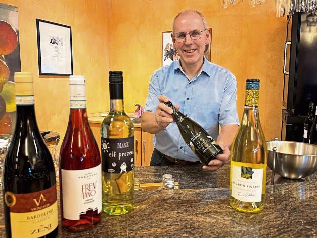 Sommerliche Weinempfehlung: Walter Beisler hat fünf Tipps. Der Händler beliefert zum Weinfest in Bad Waldliesborn das neu eröffnete Weincafé. Foto: Cegelski