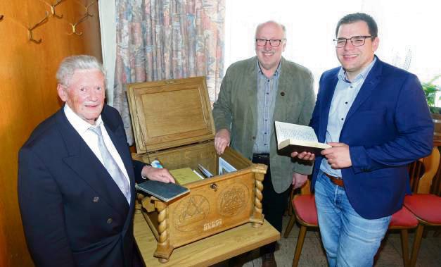 Richtmann Franz Hölscher, Knecht Dietmar Henze und Christian Hüske lasen in den Zunftbüchern.