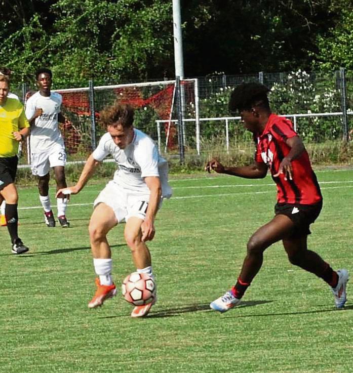 Noch nicht alles rund lief bei den A-Junioren des SV Lippstadt im Saisoneröffnungs-Duell gegen Haltern (in Weiß). Dennoch behielt man mit 2:1 die Oberhand. Foto: Dannhausen