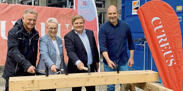 Nagel ins Gebälk (v.l.): Frank Wieschollek (Cureus), Susanne Thon (Curavie), Bürgermeister Arne Moritz und Projektleiter Uwe Poganiatz-Heine.