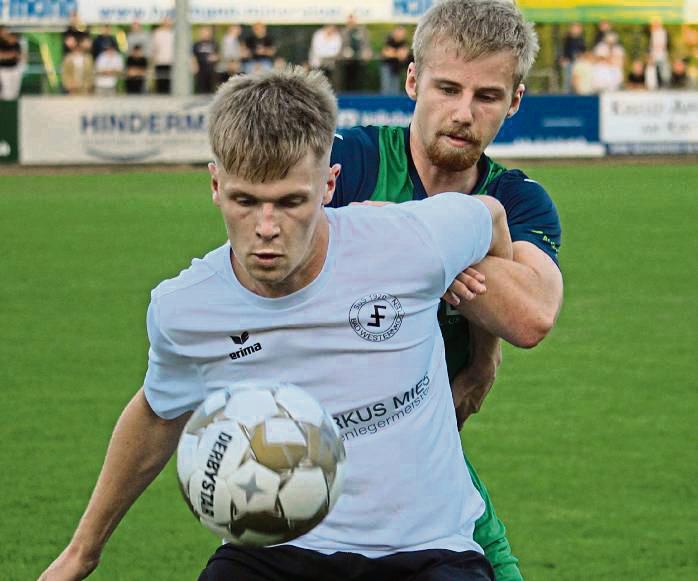Nach dem Pokal-Highlight gegen Gütersloh sind Lennart Belda (in Weiß) und der SuS Bad Westernkotten nun wieder in der Liga bei der SpVg Olpe gefordert. Foto: Thorsten Heinke