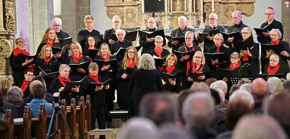 Der Chor sang in der Stiftskirche vor vollen Kirchenbänken. Foto: Benedikt Laame
