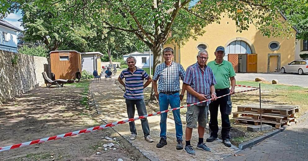 Eines der jüngsten Projekte: ein Weg zum Kindergarten. 176 Arbeitsstunden haben die ehrenamtlichen Helfer benötigt, um den Weg im Klosterhof zu errichten.