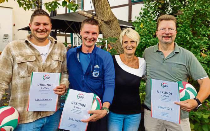 Ausgezeichnet wurden die Vereinsvertreter der zuletzt erfolgreichen Volleyball-Hobbyteams: (v.l.). Vladimir Schmidt (LTV Lippstadt), Benjamin Glaschke (SuS Cappel), Birgit Grobfeldt (BFS-Wartin) und Frank Schliep (Soester TV II).