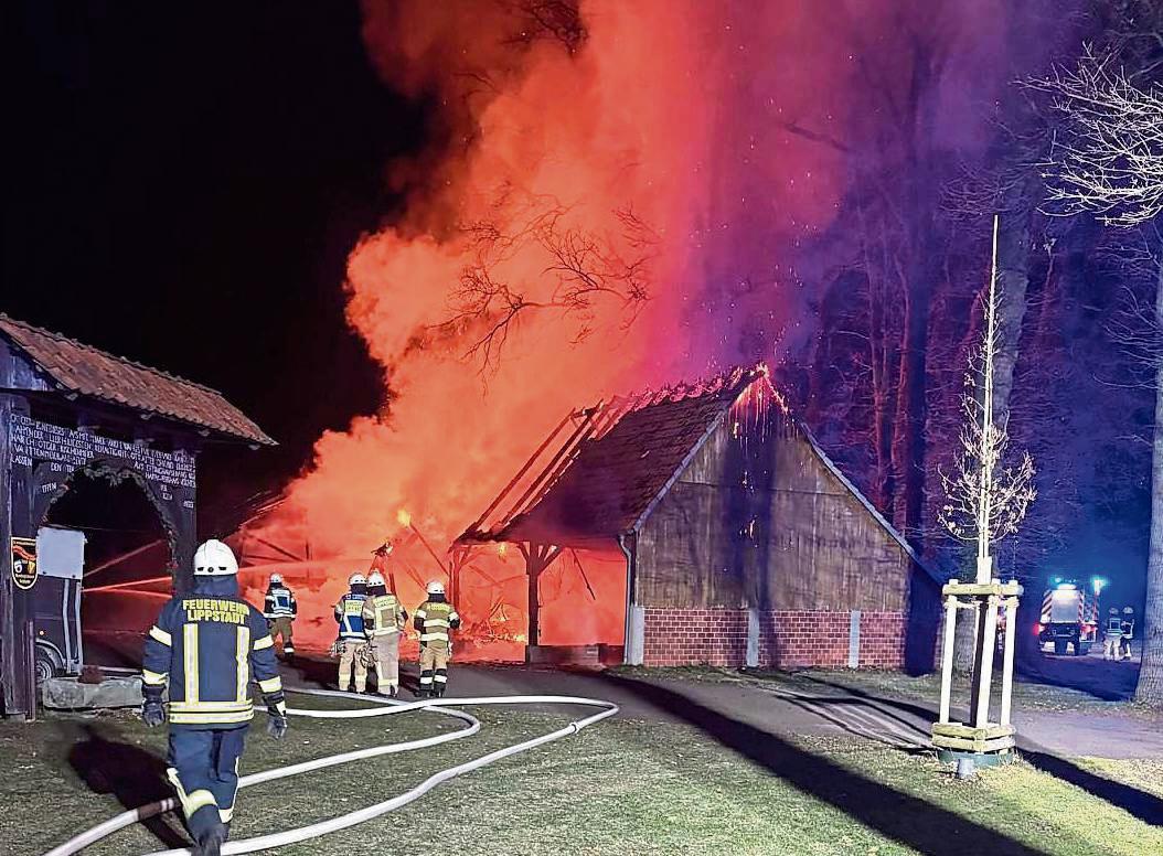 Morgens um fünf Uhr brannte der landwirtschaftliche Unterstand lichterloh. Es entwickelte sich dichter Rauch. Foto: Feuerwehr Lippstadt 