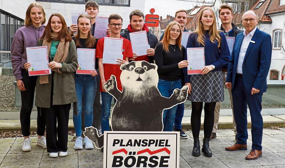 In strahlende Gesichter der Gewinnerteams schaute Thomas Schnabel bei der Siegerehrung zum Planspiel Börse der Sparkasse Hellweg-Lippe.